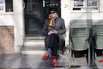 Amsterdam 26 maart 2021
Peter Faber op zijn vaste stek tijdens Corona bij cafe Kobalt