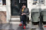 Amsterdam 26 maart 2021
Peter Faber op zijn vaste stek tijdens Corona bij cafe Kobalt