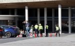 Amsterdam 25 maart 2021
Bilal Wahib rookt sigaret op zijn balkon van zijn appartement. Politie voor de deur van Bilal zijn appartement