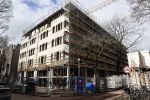 Amsterdam 13 maart 2021
Robine v d Meer met haar zoon in Amsterdam zuid.
In dit complex gaan Mark v d Loo en Robine v d Meer wonen. Appartement huis