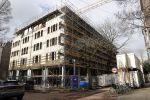 Amsterdam 13 maart 2021
Robine v d Meer met haar zoon in Amsterdam zuid.
In dit complex gaan Mark v d Loo en Robine v d Meer wonen. Appartement huis