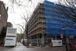 Amsterdam 13 maart 2021
Robine v d Meer met haar zoon in Amsterdam zuid.
In dit complex gaan Mark v d Loo en Robine v d Meer wonen. Appartement huis
