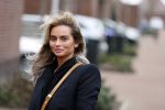 Bergschenhoek 11 maart 2021
Sarah v Soelen de nieuwe vriendin van Andre Hazes . Ze gaat met de Bentley met haar moeder naar schoonheidssalon.