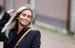 Bergschenhoek 11 maart 2021
Sarah v Soelen de nieuwe vriendin van Andre Hazes . Ze gaat met de Bentley met haar moeder naar schoonheidssalon.