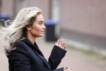 Bergschenhoek 11 maart 2021
Sarah v Soelen de nieuwe vriendin van Andre Hazes . Ze gaat met de Bentley met haar moeder naar schoonheidssalon.
