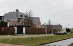 Bergschenhoek 28 maart 2021
Voor het huis van de ouders van Sarah v Soelen staan Andre Hazes zijn auto en de auto van zijn moeder Rachel.