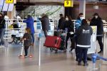 Schiphol 27 maart 2021
Yolanthe Cabau en haar zoontje Xess Xava op schiphol