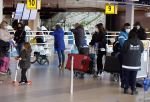 Schiphol 27 maart 2021
Yolanthe Cabau en haar zoontje Xess Xava op schiphol