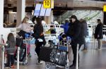 Schiphol 27 maart 2021
Yolanthe Cabau en haar zoontje Xess Xava op schiphol