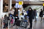 Schiphol 27 maart 2021
Yolanthe Cabau en haar zoontje Xess Xava op schiphol