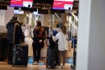Schiphol 27 maart 2021
Yolanthe Cabau en haar zoontje Xess Xava op schiphol