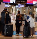 Schiphol 27 maart 2021
Yolanthe Cabau en haar zoontje Xess Xava op schiphol