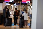 Schiphol 27 maart 2021
Yolanthe Cabau en haar zoontje Xess Xava op schiphol