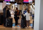 Schiphol 27 maart 2021
Yolanthe Cabau en haar zoontje Xess Xava op schiphol