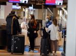 Schiphol 27 maart 2021
Yolanthe Cabau en haar zoontje Xess Xava op schiphol