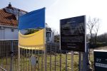Amsterdam 10 maart 2022
Op het stuk bouwgrond van Ave Maria Putin en haar man is een Oekrainse vlag en een hart van lichtjes geplaatst