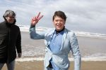 Bloemendaal 7 april 2022
Presentatie schoen van Beau v Erven Dorens in samenwerking met schoenenmerk Rehab. Beau komt al kite surfend aan . Zijn zonen zijn broers en vader zijn ook aanwezig bij strandtent de Republiek.