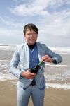 Bloemendaal 7 april 2022
Presentatie schoen van Beau v Erven Dorens in samenwerking met schoenenmerk Rehab. Beau komt al kite surfend aan . Zijn zonen zijn broers en vader zijn ook aanwezig bij strandtent de Republiek.