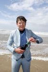 Bloemendaal 7 april 2022
Presentatie schoen van Beau v Erven Dorens in samenwerking met schoenenmerk Rehab. Beau komt al kite surfend aan . Zijn zonen zijn broers en vader zijn ook aanwezig bij strandtent de Republiek.