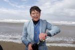 Bloemendaal 7 april 2022
Presentatie schoen van Beau v Erven Dorens in samenwerking met schoenenmerk Rehab. Beau komt al kite surfend aan . Zijn zonen zijn broers en vader zijn ook aanwezig bij strandtent de Republiek.
