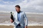 Bloemendaal 7 april 2022
Presentatie schoen van Beau v Erven Dorens in samenwerking met schoenenmerk Rehab. Beau komt al kite surfend aan . Zijn zonen zijn broers en vader zijn ook aanwezig bij strandtent de Republiek.
