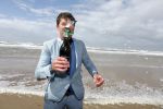 Bloemendaal 7 april 2022
Presentatie schoen van Beau v Erven Dorens in samenwerking met schoenenmerk Rehab. Beau komt al kite surfend aan . Zijn zonen zijn broers en vader zijn ook aanwezig bij strandtent de Republiek.