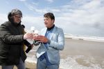 Bloemendaal 7 april 2022
Presentatie schoen van Beau v Erven Dorens in samenwerking met schoenenmerk Rehab. Beau komt al kite surfend aan . Zijn zonen zijn broers en vader zijn ook aanwezig bij strandtent de Republiek.