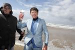 Bloemendaal 7 april 2022
Presentatie schoen van Beau v Erven Dorens in samenwerking met schoenenmerk Rehab. Beau komt al kite surfend aan . Zijn zonen zijn broers en vader zijn ook aanwezig bij strandtent de Republiek.