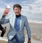 Bloemendaal 7 april 2022
Presentatie schoen van Beau v Erven Dorens in samenwerking met schoenenmerk Rehab. Beau komt al kite surfend aan . Zijn zonen zijn broers en vader zijn ook aanwezig bij strandtent de Republiek.