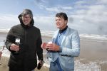 Bloemendaal 7 april 2022
Presentatie schoen van Beau v Erven Dorens in samenwerking met schoenenmerk Rehab. Beau komt al kite surfend aan . Zijn zonen zijn broers en vader zijn ook aanwezig bij strandtent de Republiek.