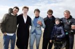 Bloemendaal 7 april 2022
Presentatie schoen van Beau v Erven Dorens in samenwerking met schoenenmerk Rehab. Beau komt al kite surfend aan . Zijn zonen zijn broers en vader zijn ook aanwezig bij strandtent de Republiek.