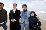 Bloemendaal 7 april 2022
Presentatie schoen van Beau v Erven Dorens in samenwerking met schoenenmerk Rehab. Beau komt al kite surfend aan . Zijn zonen zijn broers en vader zijn ook aanwezig bij strandtent de Republiek.