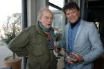 Bloemendaal 7 april 2022
Presentatie schoen van Beau v Erven Dorens in samenwerking met schoenenmerk Rehab. Beau komt al kite surfend aan . Zijn zonen zijn broers en vader zijn ook aanwezig bij strandtent de Republiek.