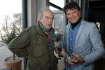 Bloemendaal 7 april 2022
Presentatie schoen van Beau v Erven Dorens in samenwerking met schoenenmerk Rehab. Beau komt al kite surfend aan . Zijn zonen zijn broers en vader zijn ook aanwezig bij strandtent de Republiek.