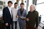 Bloemendaal 7 april 2022
Presentatie schoen van Beau v Erven Dorens in samenwerking met schoenenmerk Rehab. Beau komt al kite surfend aan . Zijn zonen zijn broers en vader zijn ook aanwezig bij strandtent de Republiek.