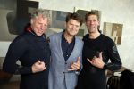 Bloemendaal 7 april 2022
Presentatie schoen van Beau v Erven Dorens in samenwerking met schoenenmerk Rehab. Beau komt al kite surfend aan . Zijn zonen zijn broers en vader zijn ook aanwezig bij strandtent de Republiek.