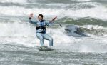Bloemendaal 7 april 2022
Presentatie schoen van Beau v Erven Dorens in samenwerking met schoenenmerk Rehab. Beau komt al kite surfend aan . Zijn zonen zijn broers en vader zijn ook aanwezig bij strandtent de Republiek.