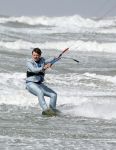 Bloemendaal 7 april 2022
Presentatie schoen van Beau v Erven Dorens in samenwerking met schoenenmerk Rehab. Beau komt al kite surfend aan . Zijn zonen zijn broers en vader zijn ook aanwezig bij strandtent de Republiek.