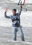Bloemendaal 7 april 2022
Presentatie schoen van Beau v Erven Dorens in samenwerking met schoenenmerk Rehab. Beau komt al kite surfend aan . Zijn zonen zijn broers en vader zijn ook aanwezig bij strandtent de Republiek.