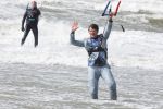 Bloemendaal 7 april 2022
Presentatie schoen van Beau v Erven Dorens in samenwerking met schoenenmerk Rehab. Beau komt al kite surfend aan . Zijn zonen zijn broers en vader zijn ook aanwezig bij strandtent de Republiek.