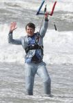 Bloemendaal 7 april 2022
Presentatie schoen van Beau v Erven Dorens in samenwerking met schoenenmerk Rehab. Beau komt al kite surfend aan . Zijn zonen zijn broers en vader zijn ook aanwezig bij strandtent de Republiek.