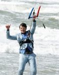 Bloemendaal 7 april 2022
Presentatie schoen van Beau v Erven Dorens in samenwerking met schoenenmerk Rehab. Beau komt al kite surfend aan . Zijn zonen zijn broers en vader zijn ook aanwezig bij strandtent de Republiek.