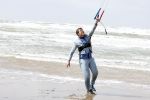 Bloemendaal 7 april 2022
Presentatie schoen van Beau v Erven Dorens in samenwerking met schoenenmerk Rehab. Beau komt al kite surfend aan . Zijn zonen zijn broers en vader zijn ook aanwezig bij strandtent de Republiek.