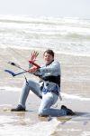Bloemendaal 7 april 2022
Presentatie schoen van Beau v Erven Dorens in samenwerking met schoenenmerk Rehab. Beau komt al kite surfend aan . Zijn zonen zijn broers en vader zijn ook aanwezig bij strandtent de Republiek.
