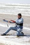 Bloemendaal 7 april 2022
Presentatie schoen van Beau v Erven Dorens in samenwerking met schoenenmerk Rehab. Beau komt al kite surfend aan . Zijn zonen zijn broers en vader zijn ook aanwezig bij strandtent de Republiek.