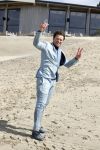 Bloemendaal 7 april 2022
Presentatie schoen van Beau v Erven Dorens in samenwerking met schoenenmerk Rehab. Beau komt al kite surfend aan . Zijn zonen zijn broers en vader zijn ook aanwezig bij strandtent de Republiek.