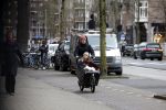 Amsterdam 6 april 2022
Christian Poulsen met zijn. vrouw in de bakfiets rijdend door Amsterdam