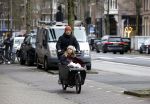 Amsterdam 6 april 2022
Christian Poulsen met zijn. vrouw in de bakfiets rijdend door Amsterdam