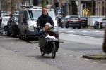 Amsterdam 6 april 2022
Christian Poulsen met zijn. vrouw in de bakfiets rijdend door Amsterdam