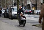 Amsterdam 6 april 2022
Christian Poulsen met zijn. vrouw in de bakfiets rijdend door Amsterdam